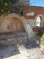 La Latomia Villa nei Pressi del Teatro Greco No1678