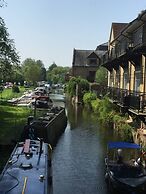 Waterfront Apartment In The Heart Of St Neots