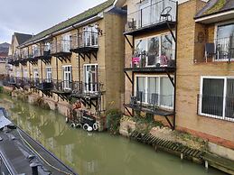 Waterfront Apartment In The Heart Of St Neots