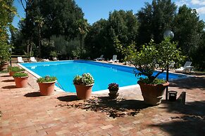 Elegante Appartamento in Villa con Piscina