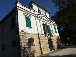 Elegante Appartamento in Villa con Piscina