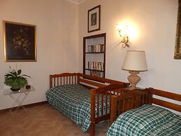 Elegante Appartamento in Villa con Piscina