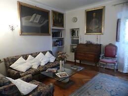 Elegante Appartamento in Villa con Piscina