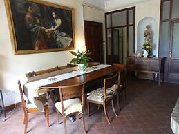 Elegante Appartamento in Villa con Piscina