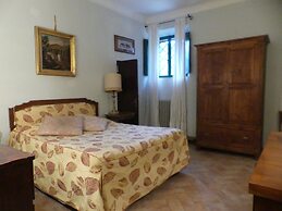 Elegante Appartamento in Villa con Piscina