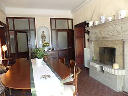Elegante Appartamento in Villa con Piscina