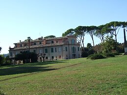 Elegante Appartamento in Villa con Piscina