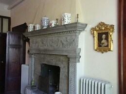 Elegante Appartamento in Villa con Piscina