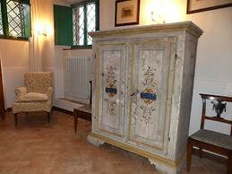 Elegante Appartamento in Villa con Piscina
