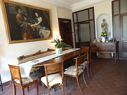 Elegante Appartamento in Villa con Piscina