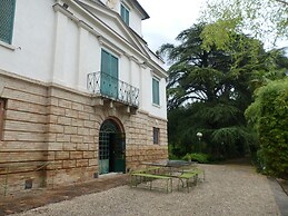 Elegante Appartamento in Villa con Piscina