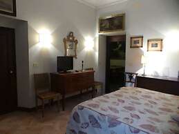 Elegante Appartamento in Villa con Piscina