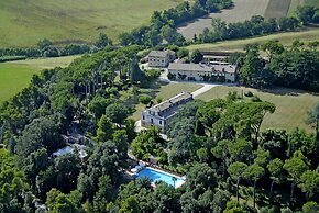 Elegante Appartamento in Villa con Piscina