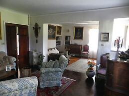 Elegante Appartamento in Villa con Piscina