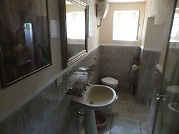 Elegante Appartamento in Villa con Piscina
