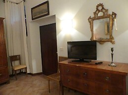 Elegante Appartamento in Villa con Piscina