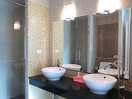 6 38 Top Floor 2 Brs 2baths 1km Walking To Beach