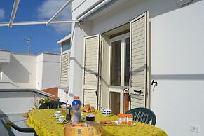 Central Holiday Home With Terrace And Garden, Parking Available