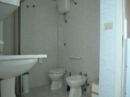 Central Holiday Home With Terrace And Garden, Parking Available