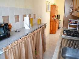 Central Holiday Home With Terrace And Garden, Parking Available