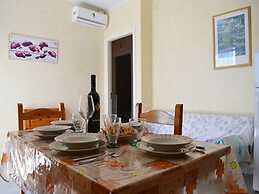 Central Holiday Home With Terrace And Garden, Parking Available