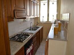 Central Holiday Home With Terrace And Garden, Parking Available