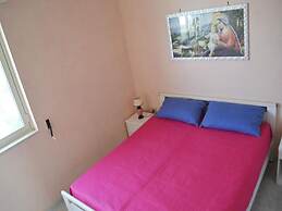 Central Holiday Home With Terrace And Garden, Parking Available