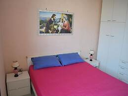 Central Holiday Home With Terrace And Garden, Parking Available