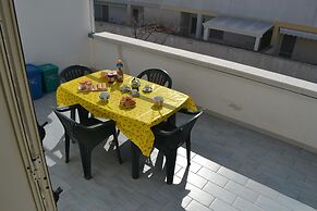 Central Holiday Home With Terrace And Garden, Parking Available