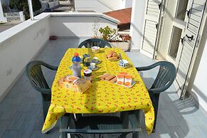 Central Holiday Home With Terrace And Garden, Parking Available