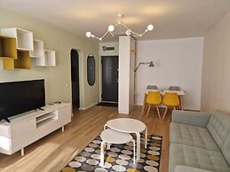 Yellow Apartment - Cismigiu Gardens