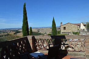House With Private Garden in the Crete Senesi