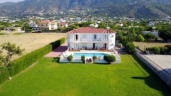 Captivating 5-bed Villa With Private Pool & Garden