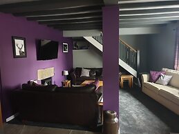 Lovely 4 bed House Sleeping 8 Near Ashbourne