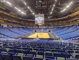 Huge 4-BR 4-BTH Steps to FQ by Hosteeva