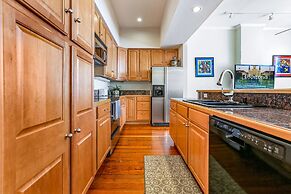 Huge 4-BR 4-BTH Steps to FQ by Hosteeva