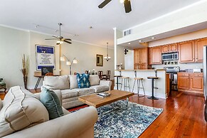 Huge 4-BR 4-BTH Steps to FQ by Hosteeva