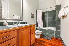 Huge 4-BR 4-BTH Steps to FQ by Hosteeva