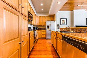 Huge 4-BR 4-BTH Steps to FQ by Hosteeva