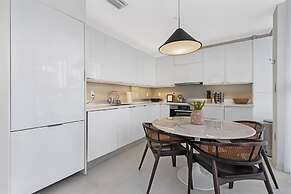 Roami at 250 Collins