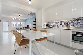 Roami at 250 Collins