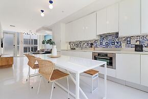 Roami at 250 Collins