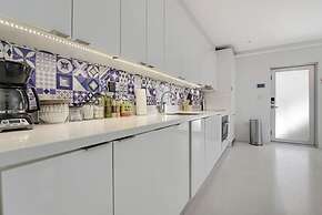 Roami at 250 Collins