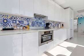 Roami at 250 Collins