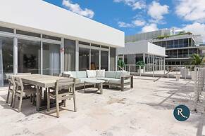 Roami at 250 Collins