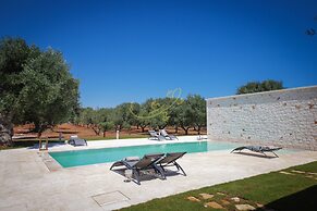 TD Villa Ricchiari Traditional Villa with Designer Pool