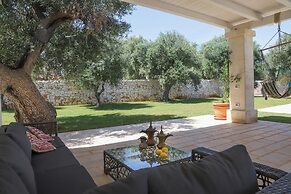 TD Villa Ricchiari Traditional Villa with Designer Pool