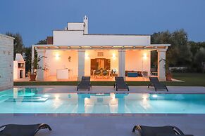TD Villa Ricchiari Traditional Villa with Designer Pool