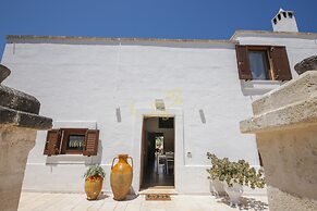 TD Villa Ricchiari Traditional Villa with Designer Pool