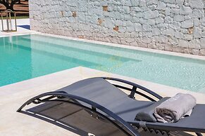 TD Villa Ricchiari Traditional Villa with Designer Pool